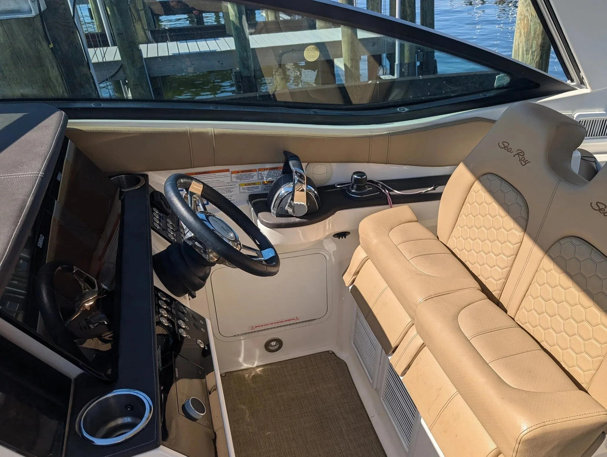 helm station with bolster seating of sea ray 320 sundancer