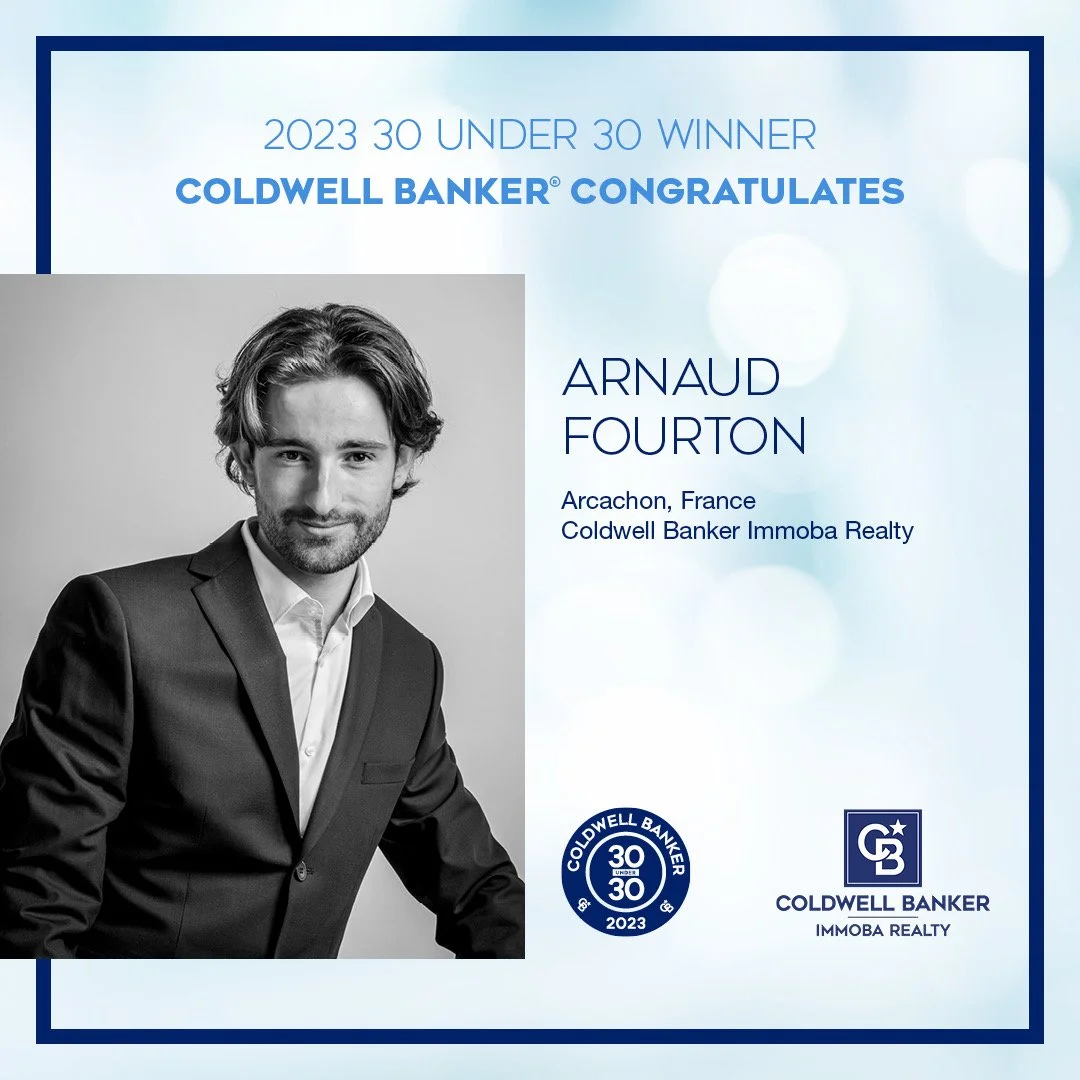 Diplôme de récompense pour Arnaud Fourton, gagnant de Coldwell Banker pour la catégorie 30 ans et moins en 2023, avec une photo en noir et blanc de lui, portant un costume, sur un fond bleu clair avec logos et textes en français.