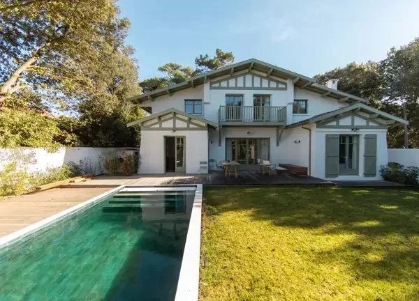 Maison moderne avec piscine et jardin bien entretenu