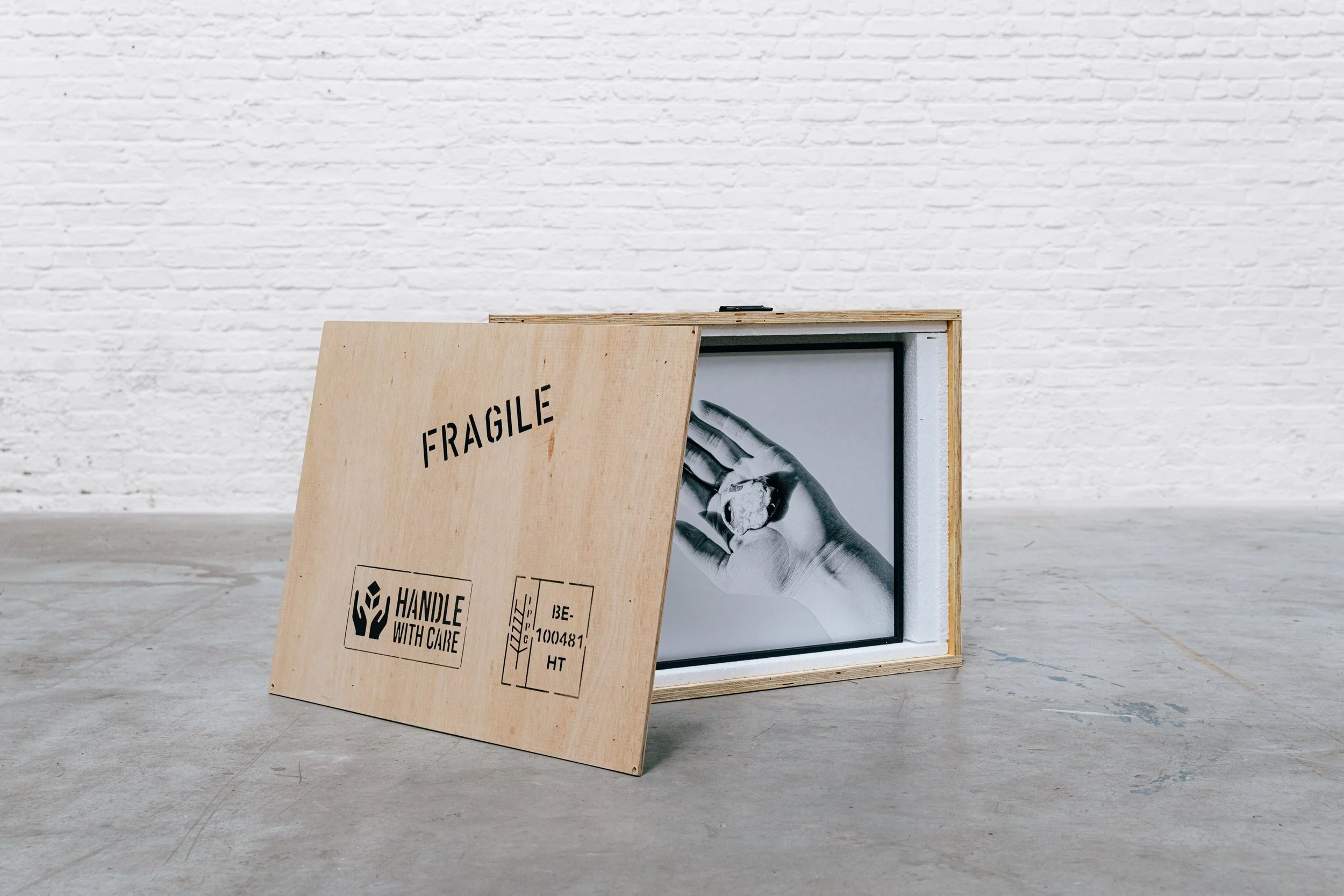 Een houten kist op maat, binnenin bekleed met isomo-beschermingsmateriaal, speciaal gemaakt voor een kunstwerk van Jeffrey Torremans.