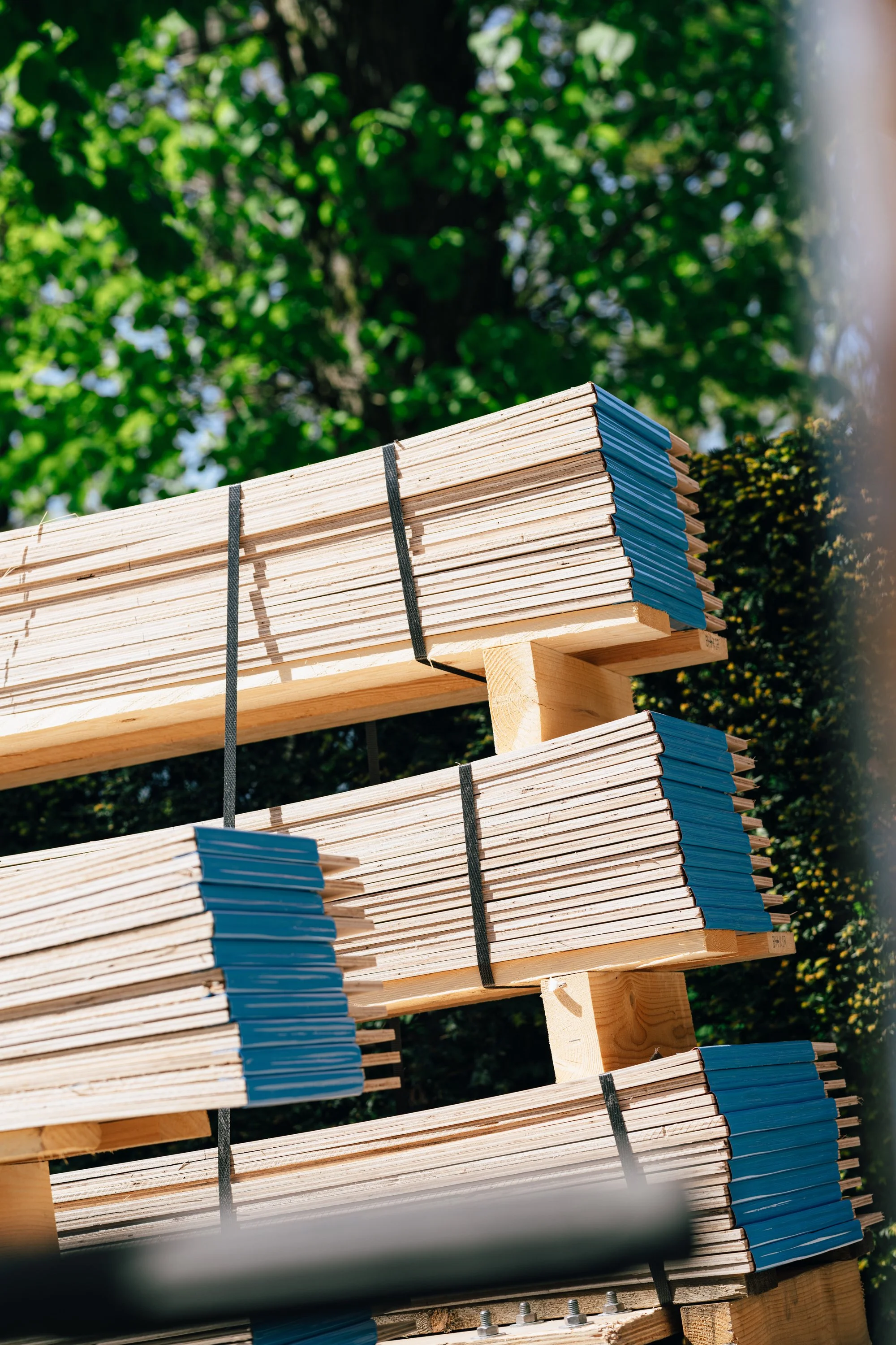 Houten platen buiten voor het atelier in Herentals voor kisten op maat van te maken
