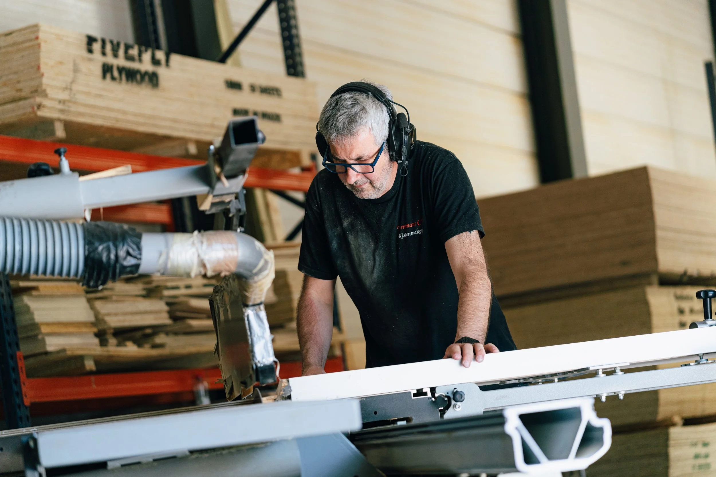 Manno Torremans de oprichter van Kistenmakerij Torremans die aan het werken is aan een houten kist op maat gemaakt in het atelier