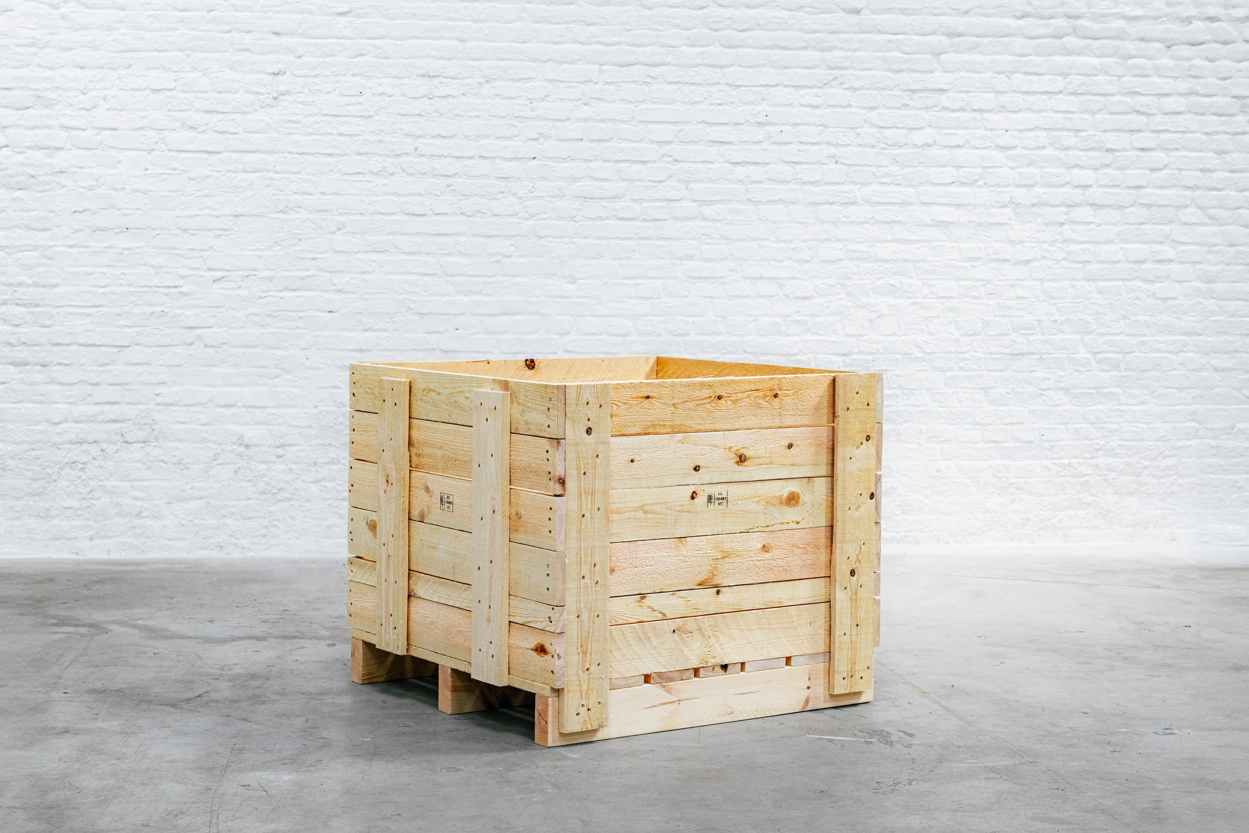 Op maat gemaakte krat op houten palet. met witte muur op de achtergrond