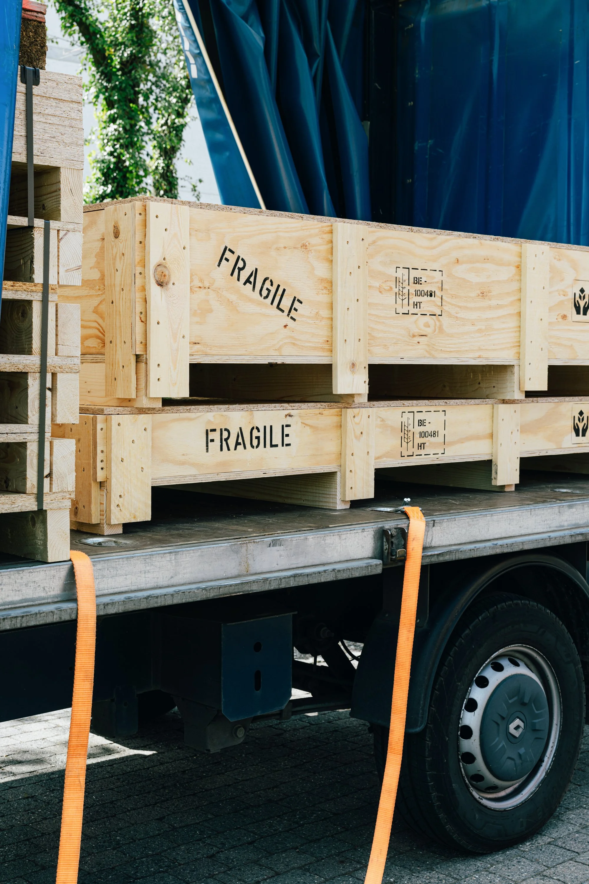 Houten kisten in een camionette klaar om te vertrekken voor transport en levering