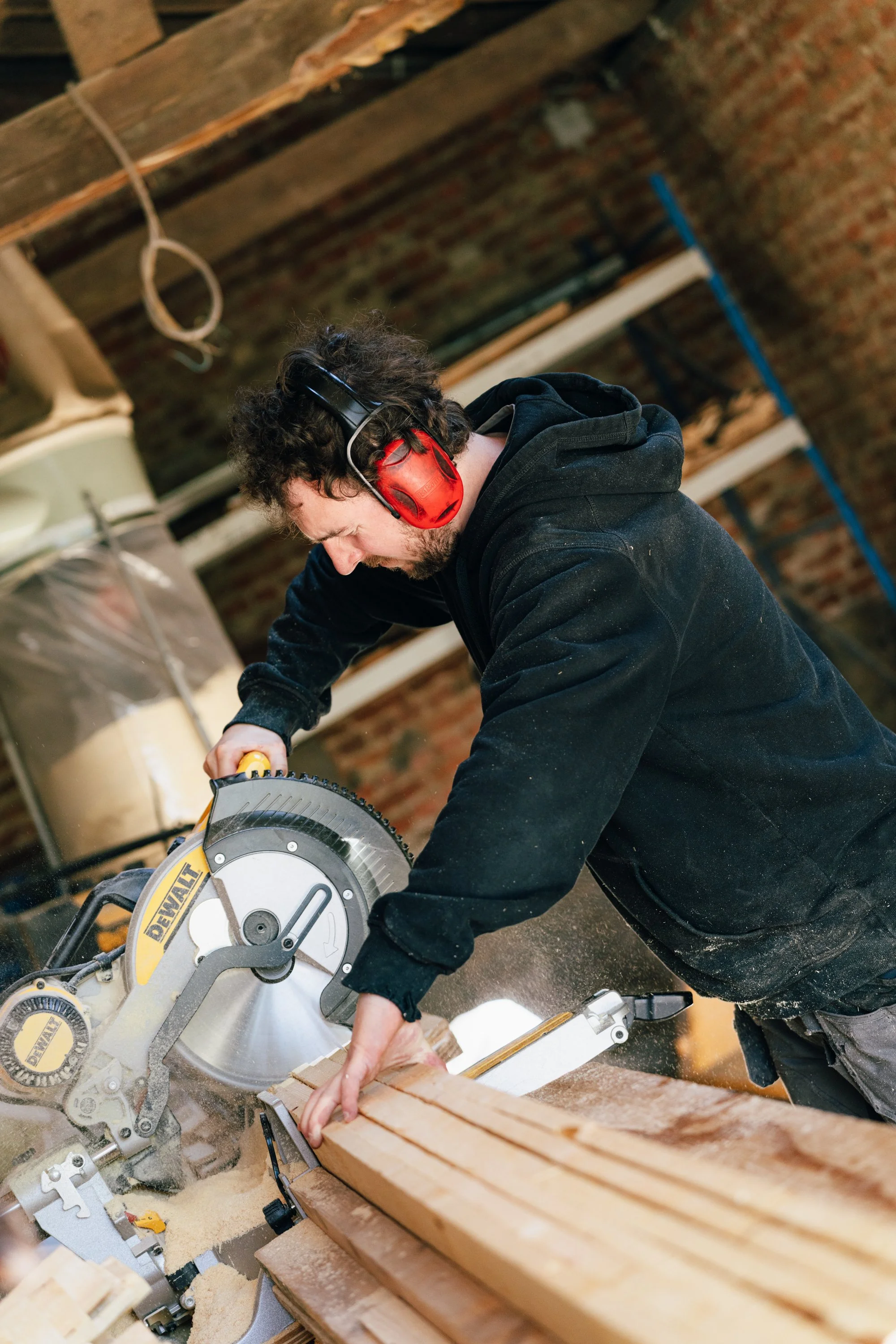 Werknemer is aan het werken in het gezellige kleine atelier