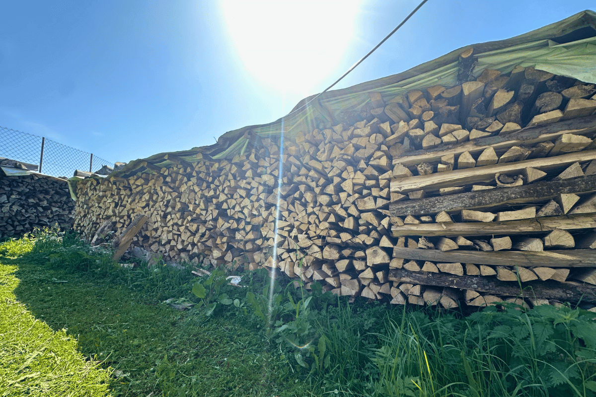 Gestapeltes Brennholz Buche aus dem Frankenwald - direkt zum Verkauf.