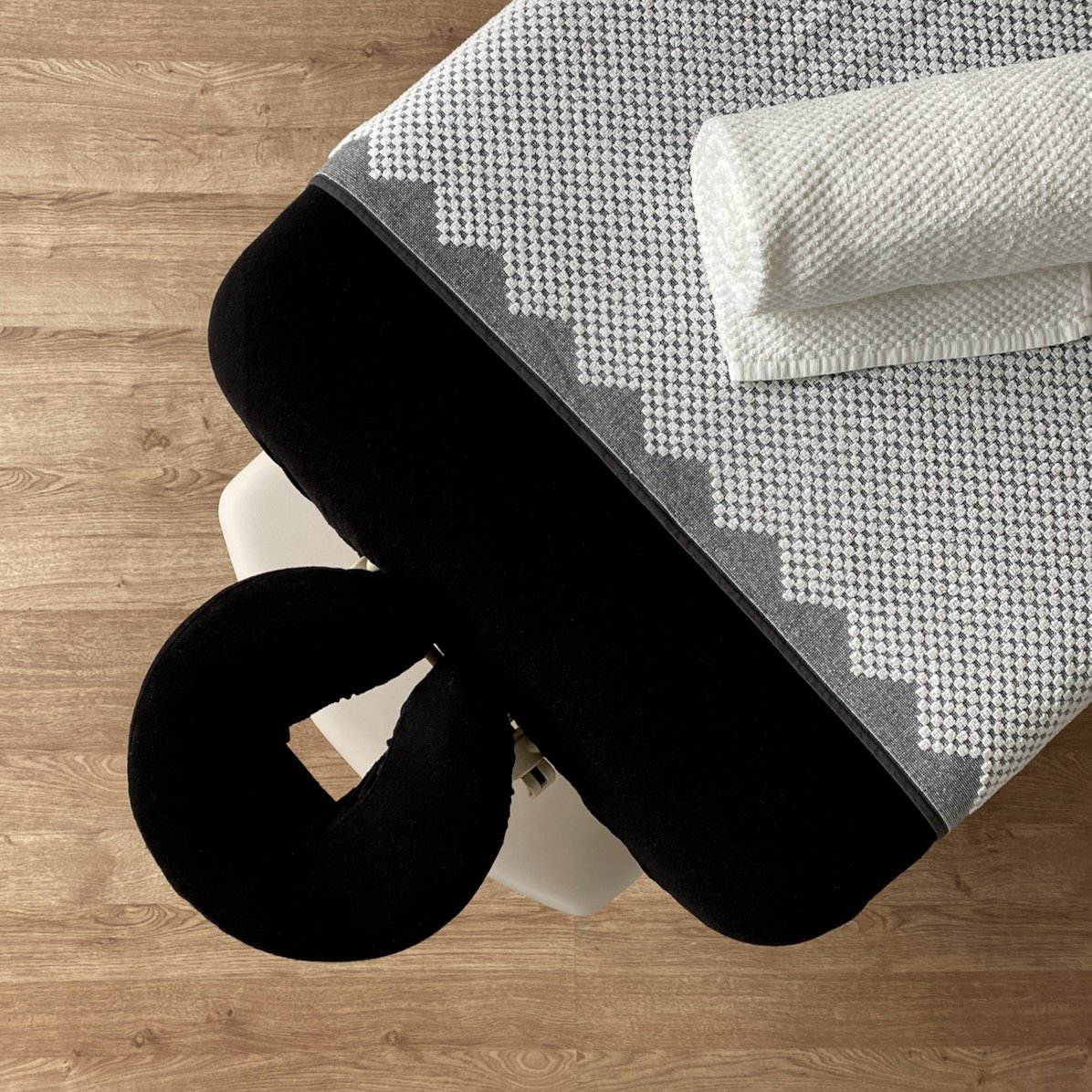 Massage table with towels
