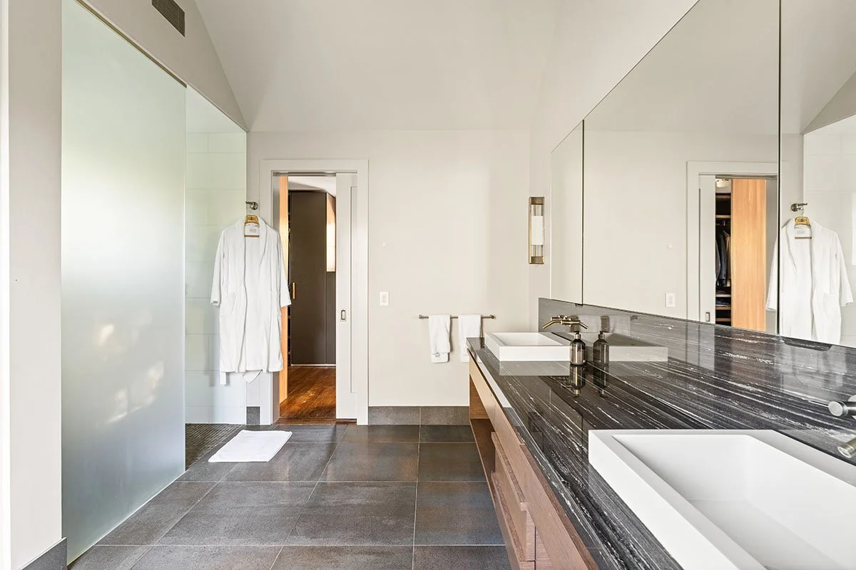 675_PaulsLane_Bridgehampton-PrimaryBath1.jpg