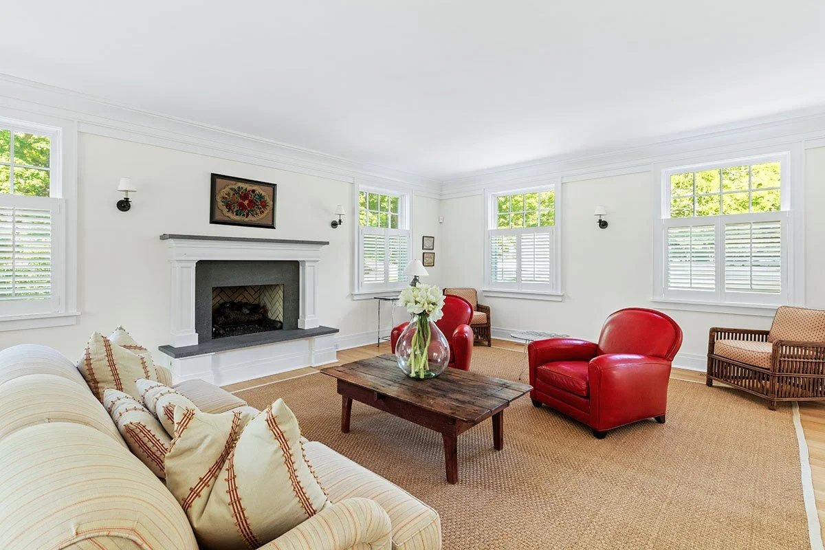 15_HitherLane_EastHampton-LivingRoom2.jpg