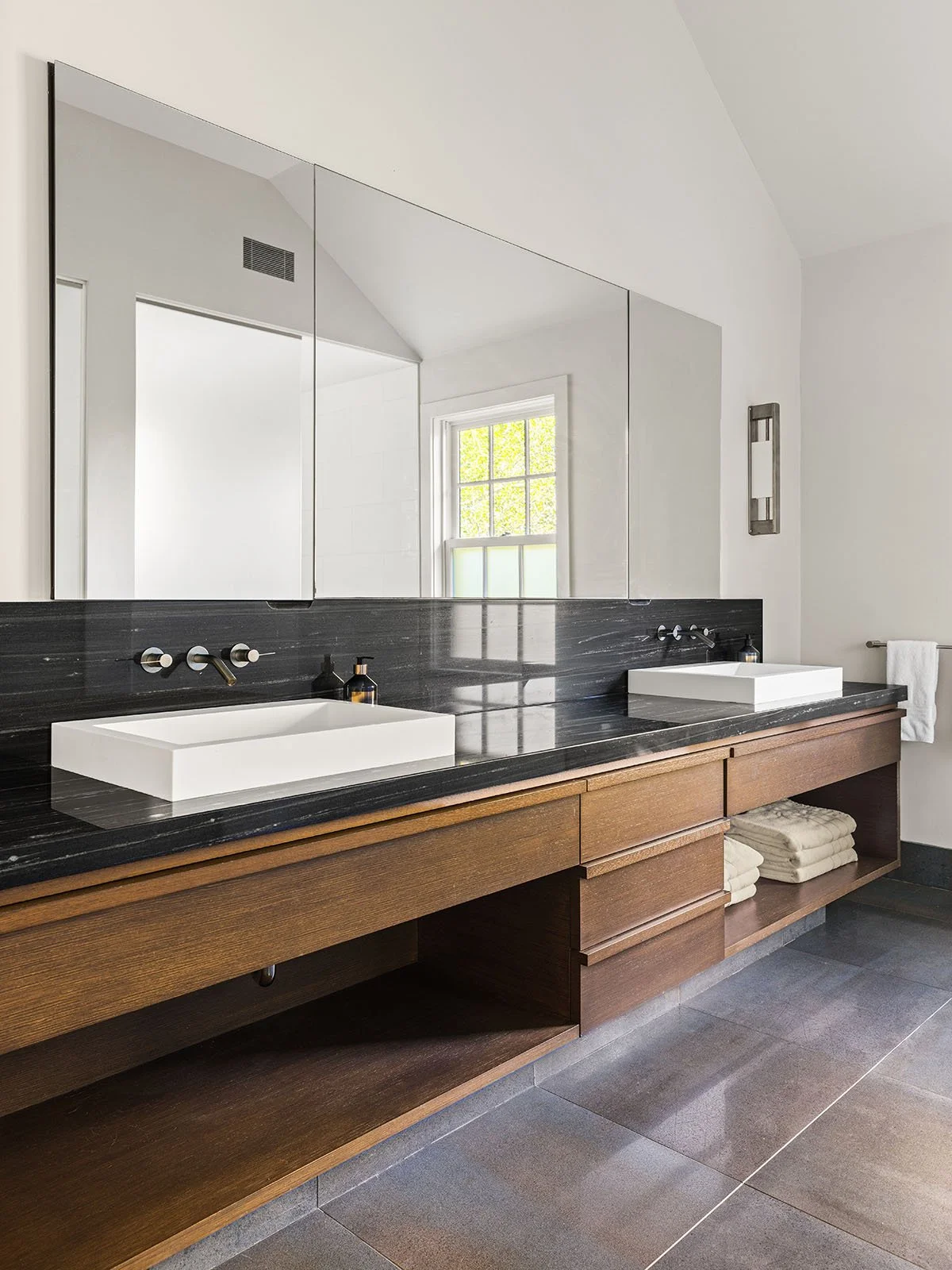 675_PaulsLane_Bridgehampton-PrimaryBath2.jpg