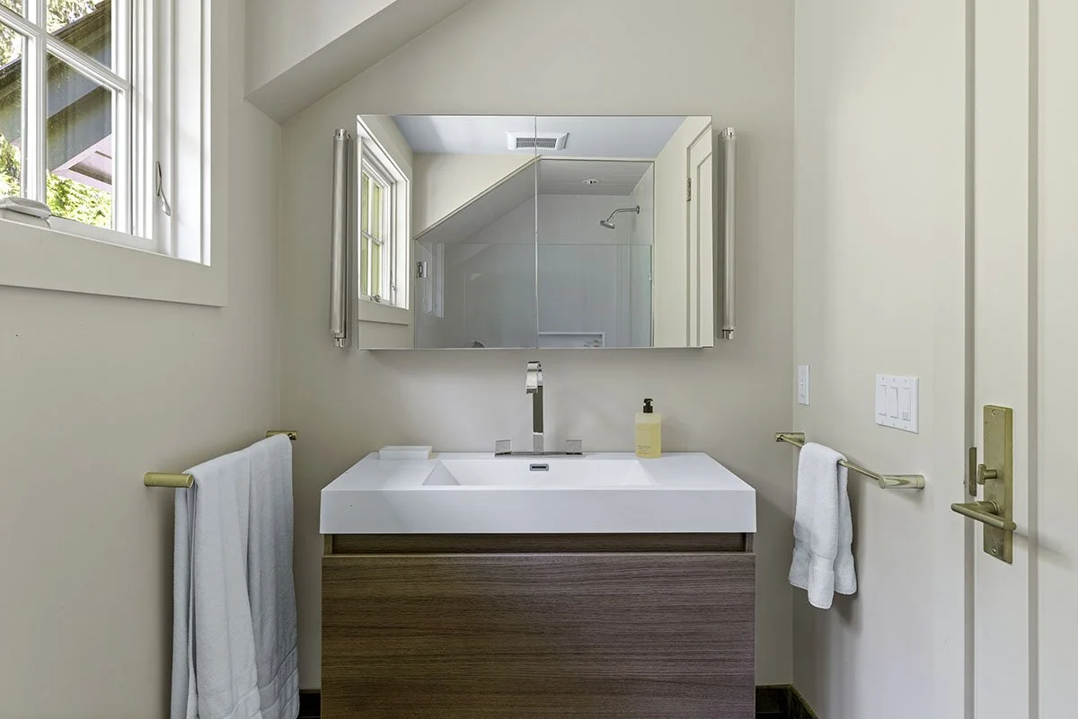 675_PaulsLane_Bridgehampton-GuestBedroom-Bath4.jpg