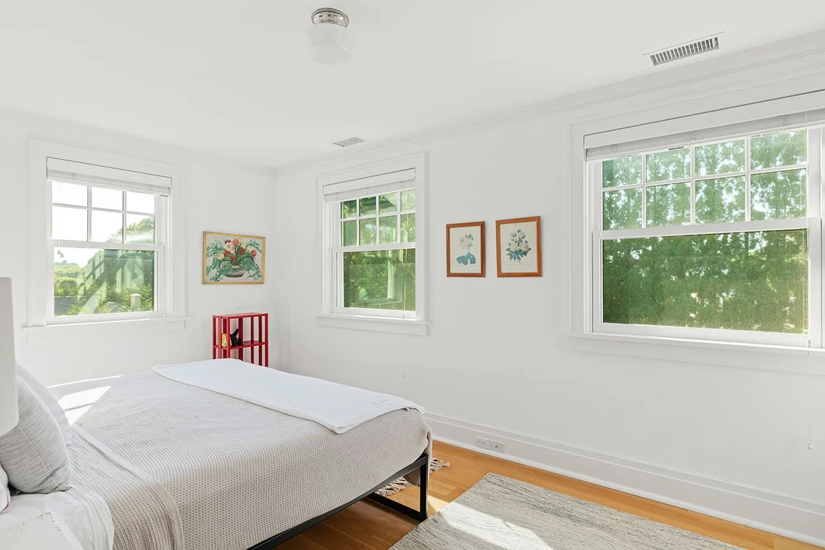 15_HitherLane_EastHampton-GuestBed3b.jpg