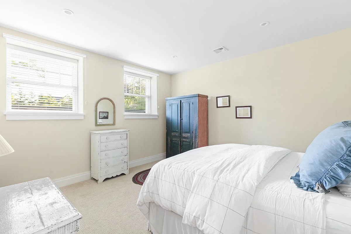 15_HitherLane_EastHampton-GuestBed1.jpg