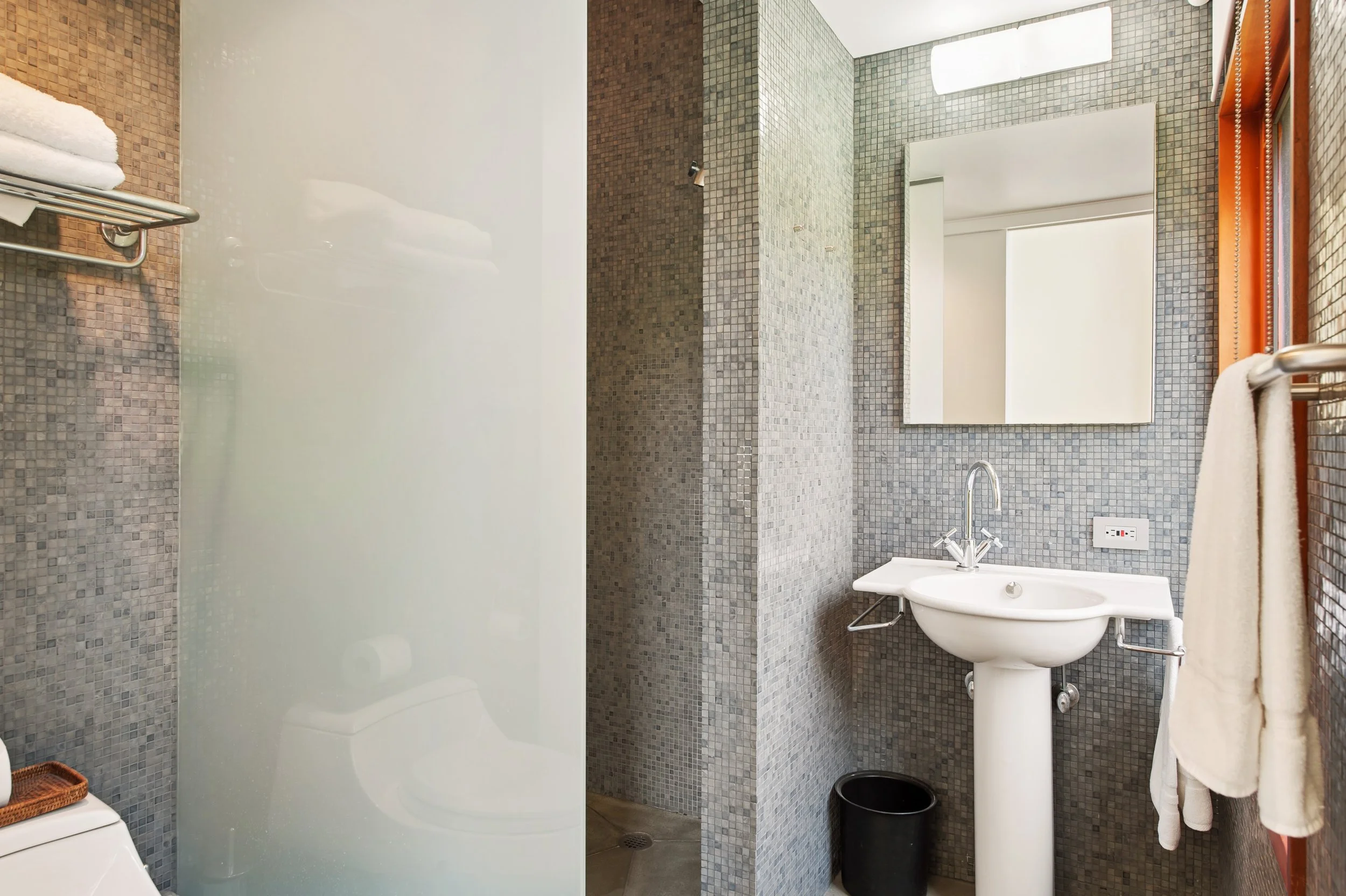35-3 Eel Cove Rd East Hampton Bath RM-11.jpg