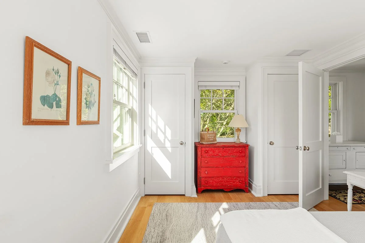 15_HitherLane_EastHampton-GuestBed3a.jpg