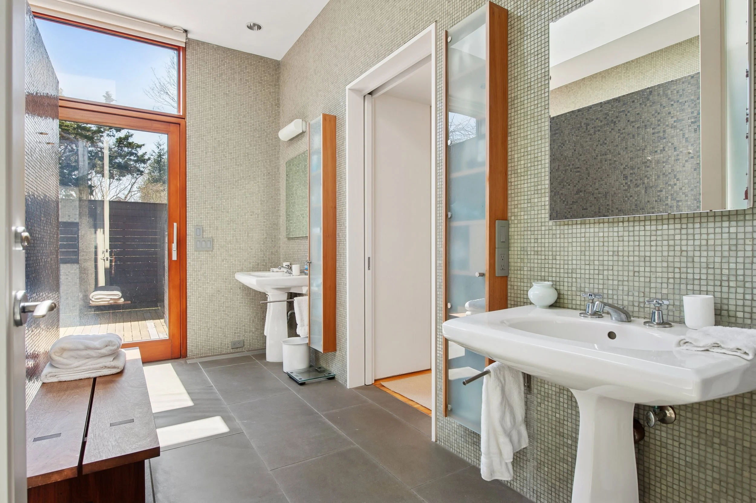 30-3 Eel Cove Rd East Hampton Bath RM-01.jpg