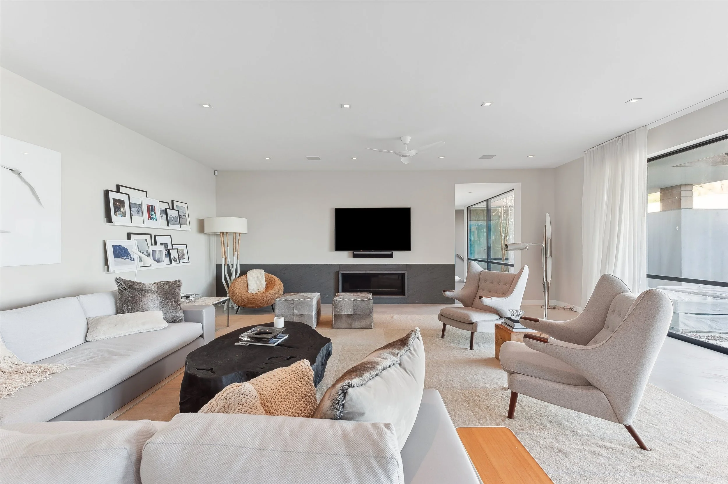 28-90 Oyster Shores Rd, East Hampton-Living1.jpg