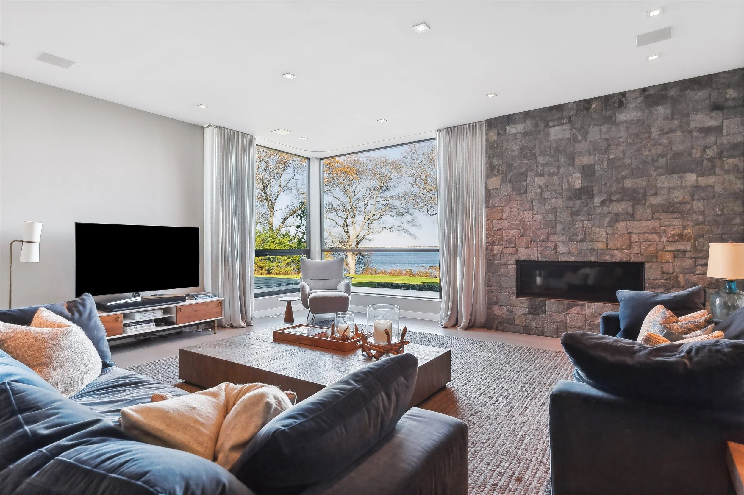 22-90 Oyster Shores Rd, East Hampton-Den2.jpg
