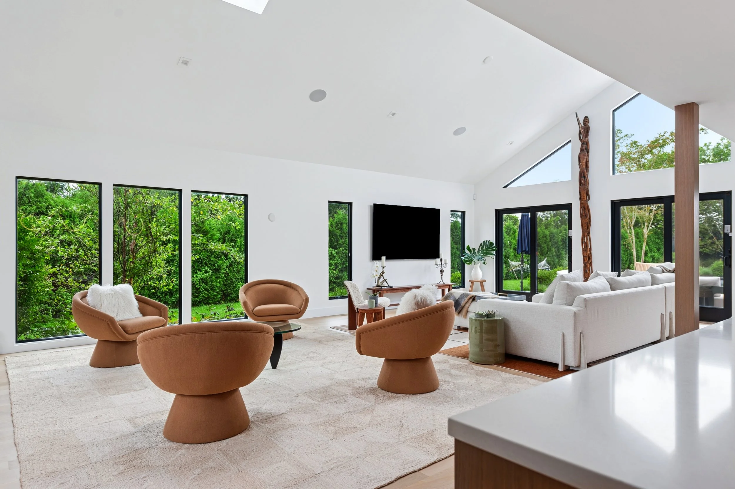 04-799 Halsey Ln, Water Mill-Liv RM-01.jpg