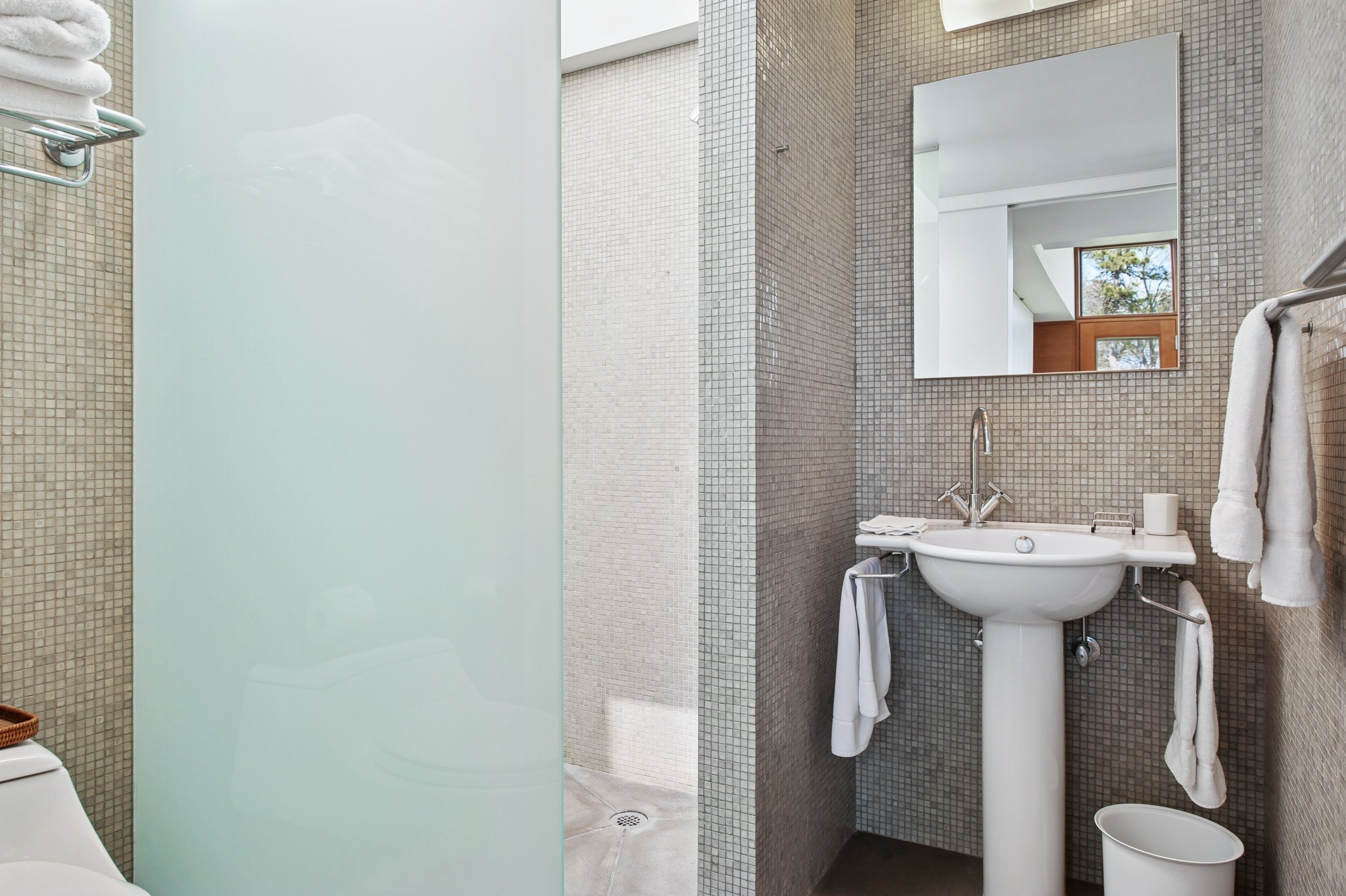 33-3 Eel Cove Rd East Hampton Bath RM-06.jpg