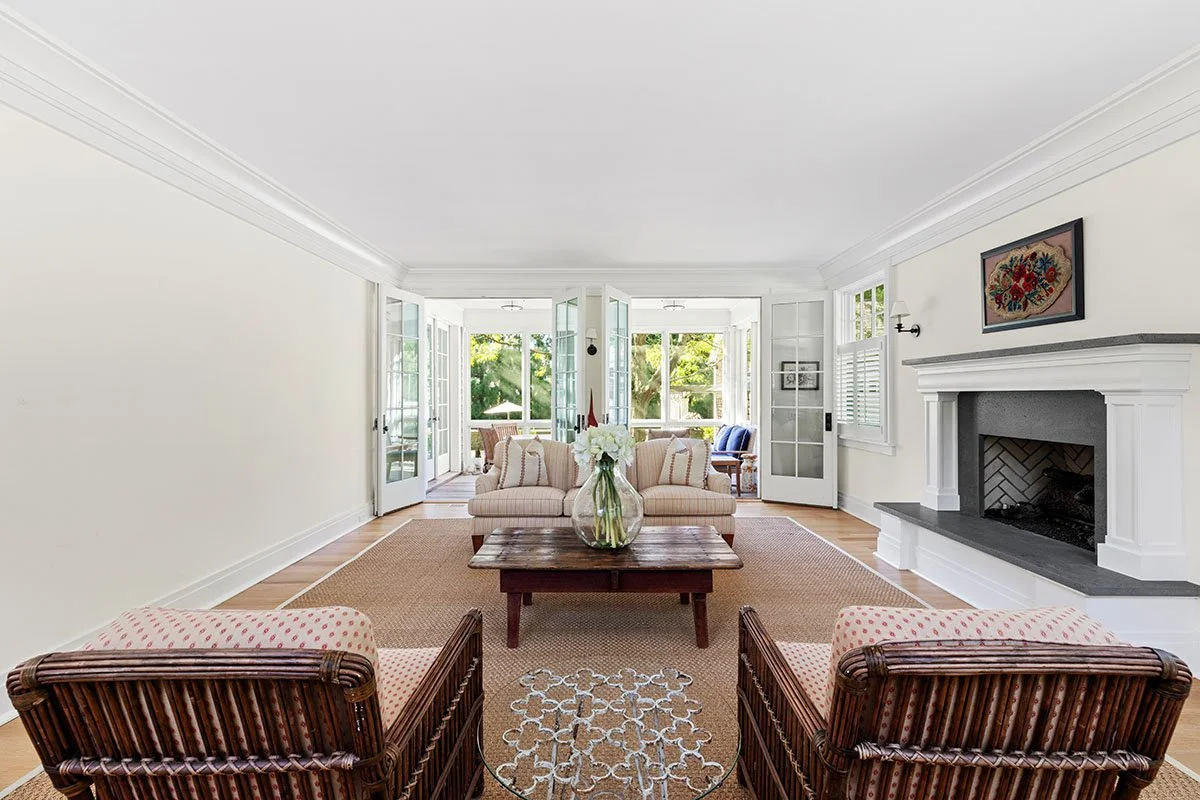 15_HitherLane_EastHampton-LivingRoom1.jpg