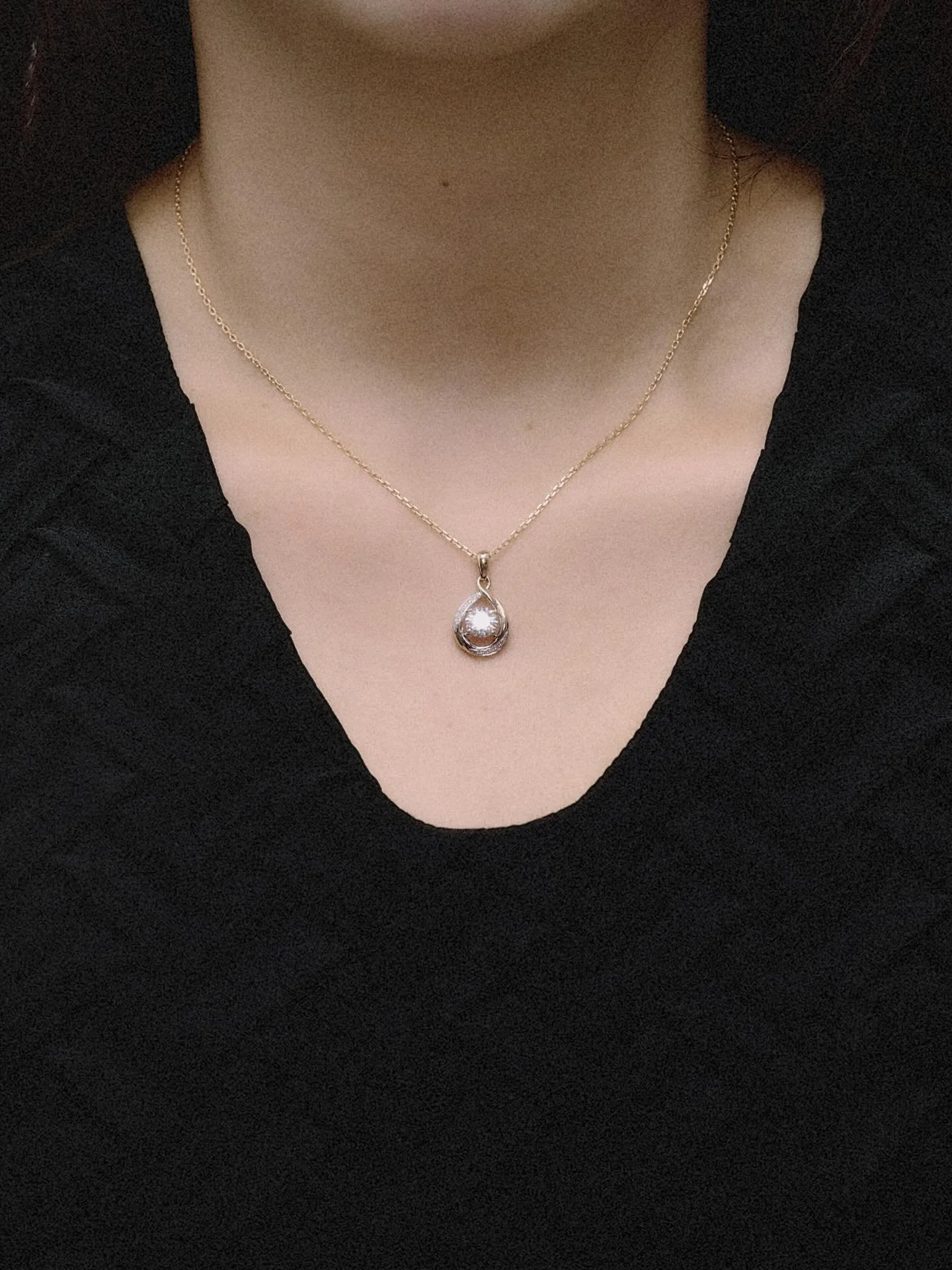 生命鑽石其實都可以做有色款，
唔同顏色出嚟嘅感覺會完全唔一樣。

有啲客人會特登揀顏色，
去代表一段關係或者一種性格。

所以我哋都會希望，它值得您去定義。

Life diamonds can also be coloured,
each tone creates a completely different feel.

Some clients choose colours
to reflect a relationship or personality.

So we believe i