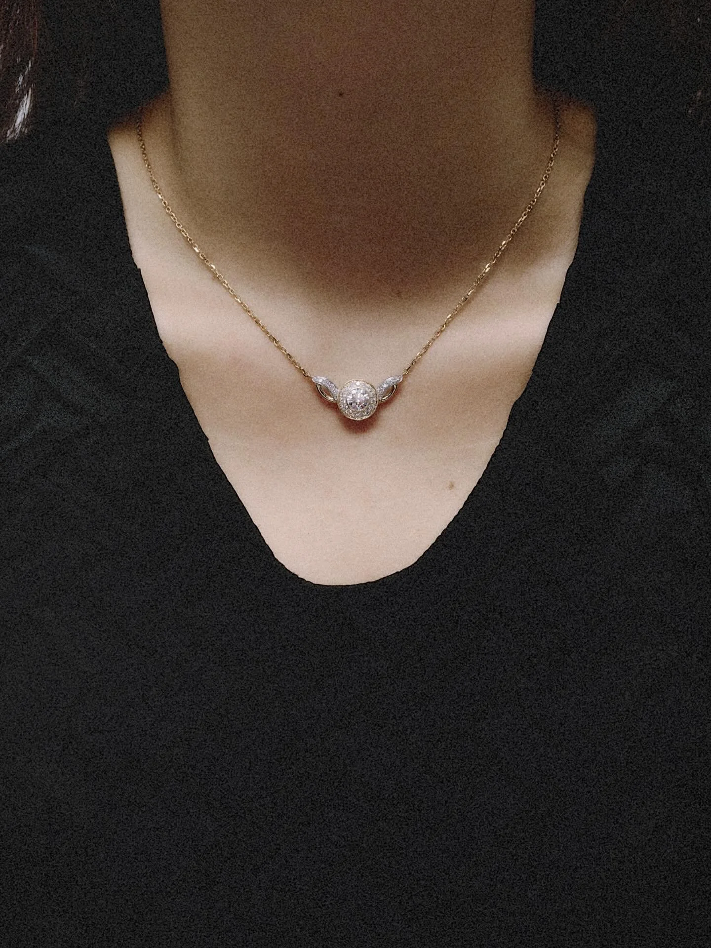 每一顆鑽石，
都可以有屬於您嘅樣子。

無論係款式、比例，
甚至鑽石嘅顏色，
都可以由您親自定義。

由一段記憶開始，
到一件可以佩戴嘅作品，
我哋將想像，慢慢變成真實。

歡迎來圖訂製。

⸻

Every diamond can be shaped your way.

From design to colour,
every detail is yours to define.

From memory to form,
we turn your vision into something