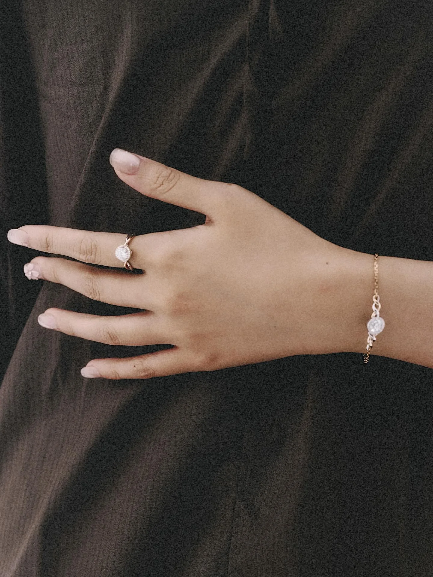 Half a life.
Whole eternity.

半生，
卻是完整的永恆。

#dnadiamond