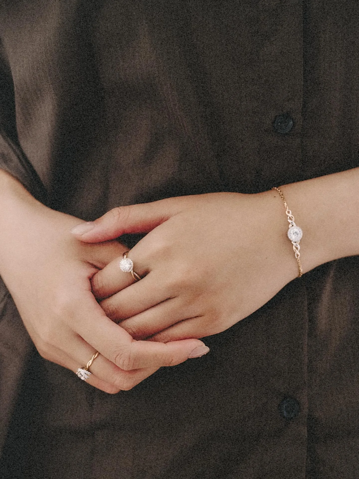 半生，不聲張。
一半金，一半銀。
光落在手心，也落在記憶裡。

Half a life, quietly held.
Half gold, half silver.
Light rests on the hand &mdash; and in memory.

#dnadiamond