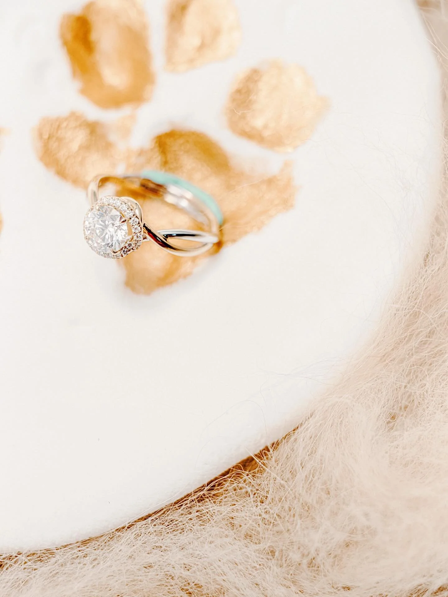 「半生」是我們自家的設計主題，
一半金，一半銀，金銀交織，每一刻皆永恆。

半生的故事，盡在Chapter III。

Woven in gold and silver, every moment eternal.

Half a life, all in Chapter III.

#dnadiamond