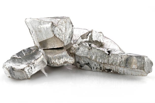 Mehrere Stücke Barren aus Zink auf weißem Hintergrund