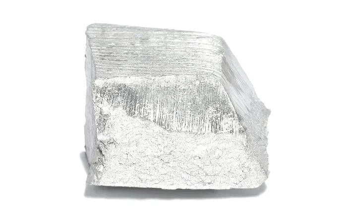 Silberner Metallblock mit geometrischer Form und Textur