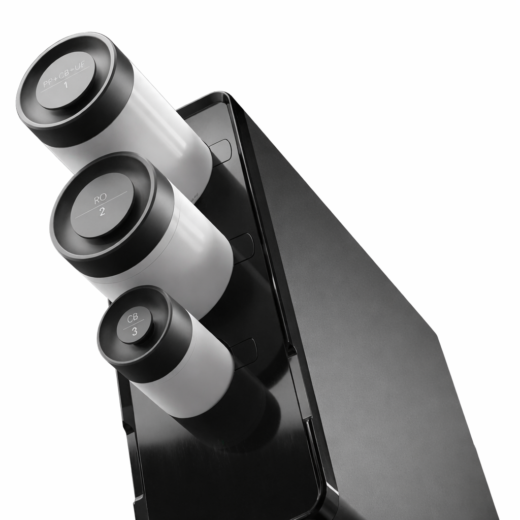 Drei Probenbehälter mit Beschriftungen Pp + Cb + Uk, RO, und CB, auf einem schwarzen Labortisch, vermutlich für Labortests oder chemische Analysen.