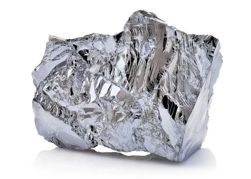 Ein Stück Aluminiumfolie in unregelmäßiger Form und Oberflächenstruktur.
