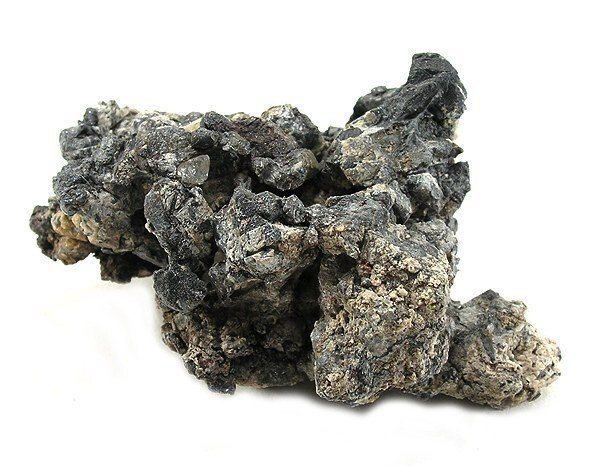 Ein unregelmäßig geformtes Gestein oder Mineral mit schwarzer und grauer Farbe auf weißem Hintergrund.