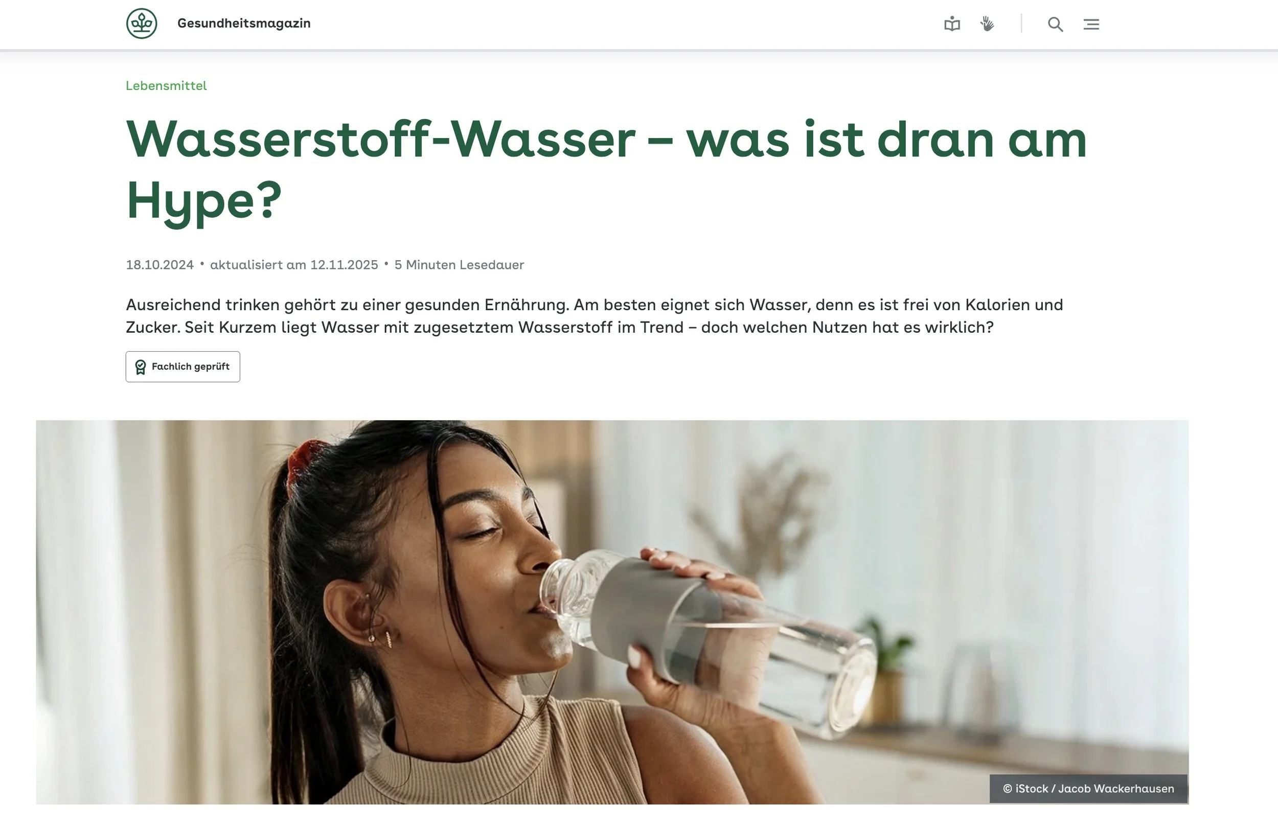 Frau trinkt Wasser aus einer Flasche in einer gemütlichen Wohnung.