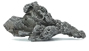 Ein dunkler, unregelmäßig geformter Mineral- oder Gesteinsklumpen auf weißem Hintergrund.