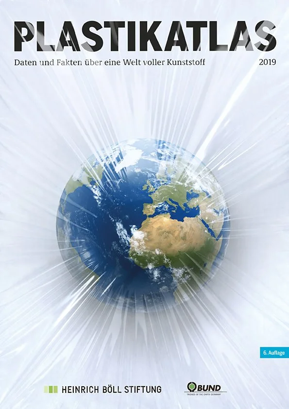 Buchcover des "Plastikatlas" mit einer Darstellung der Erde im Mittelpunkt, umgeben von Lichtstrahlen, mit Titel und Verlagsangaben auf Deutsch.