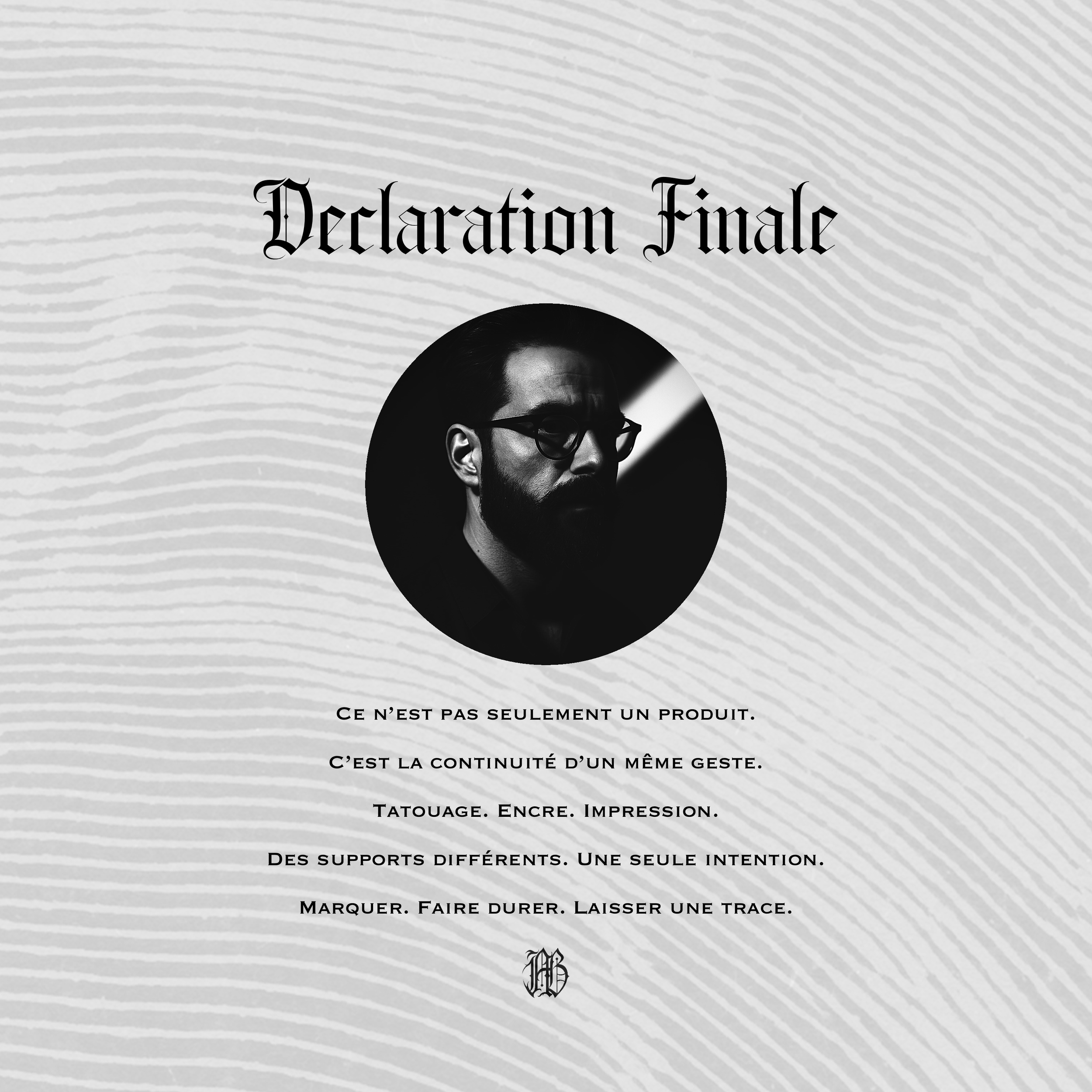 Image en noir et blanc d'un portrait d'homme avec des lunettes, accompagnée d'un texte en français intitulé 'Declaration Finale', avec un fond à motifs de lignes courbes.