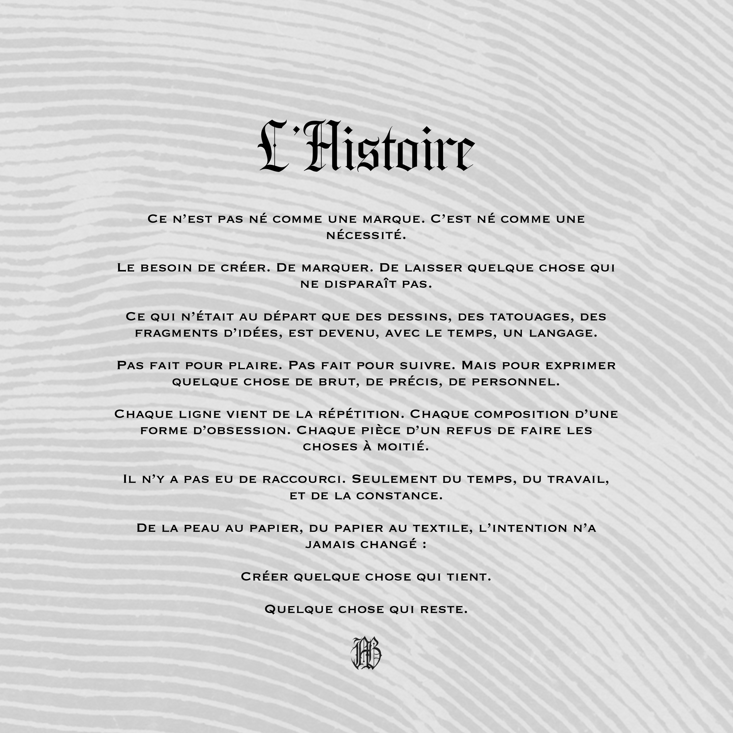 Page de texte en français intitulée "L'Histoire" sur un fond gris avec des lignes de texture, écriture en style gothique.