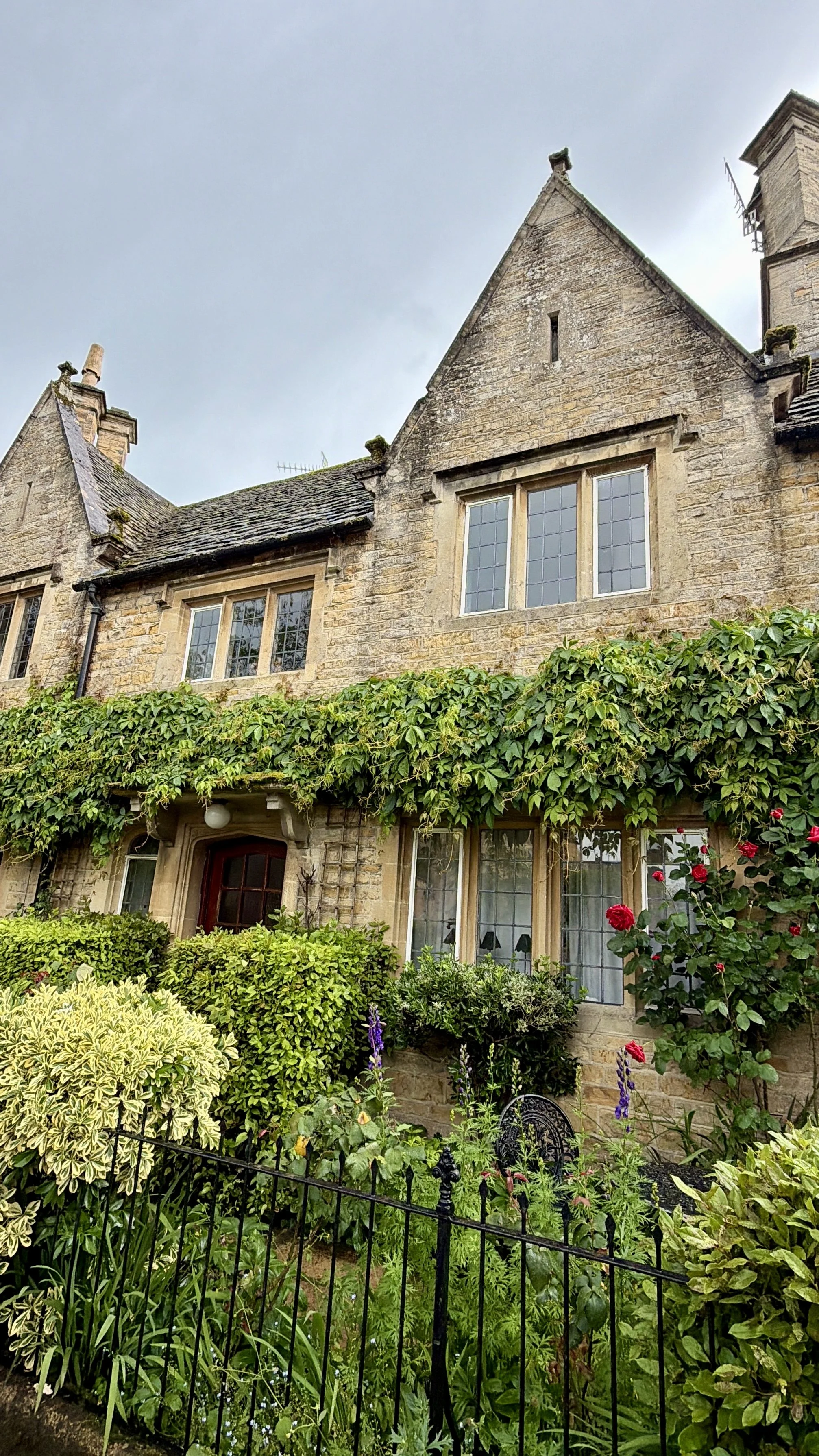 Bourton Ivy covered House.JPG