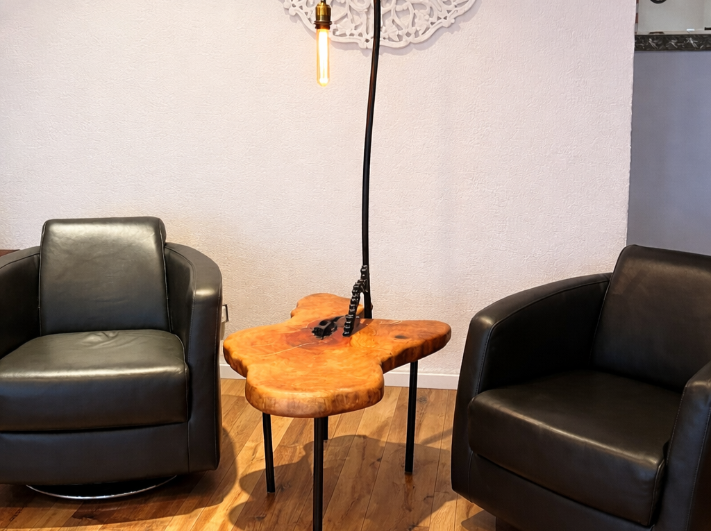 Design Couchtisch aus massivem Birnbaumholz mit organischer Form, stilvoll kombiniert mit Ledersessel im Wohnzimmer - Fiako Designs