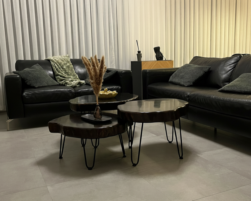 Design Couchtisch aus Massivholz mit Schwarzen Hairpinlegs - Unikat von Fiako Designs