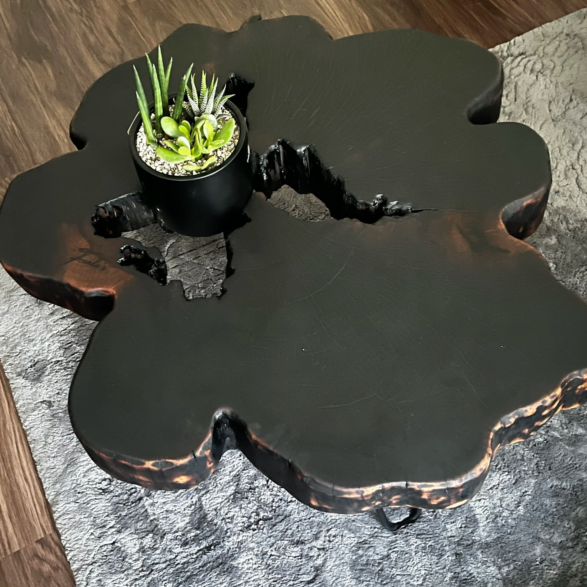 Dunkler einzigartiger Massivholz Couchtisch mit natürlicher Form und Optik - Fiako Designs
