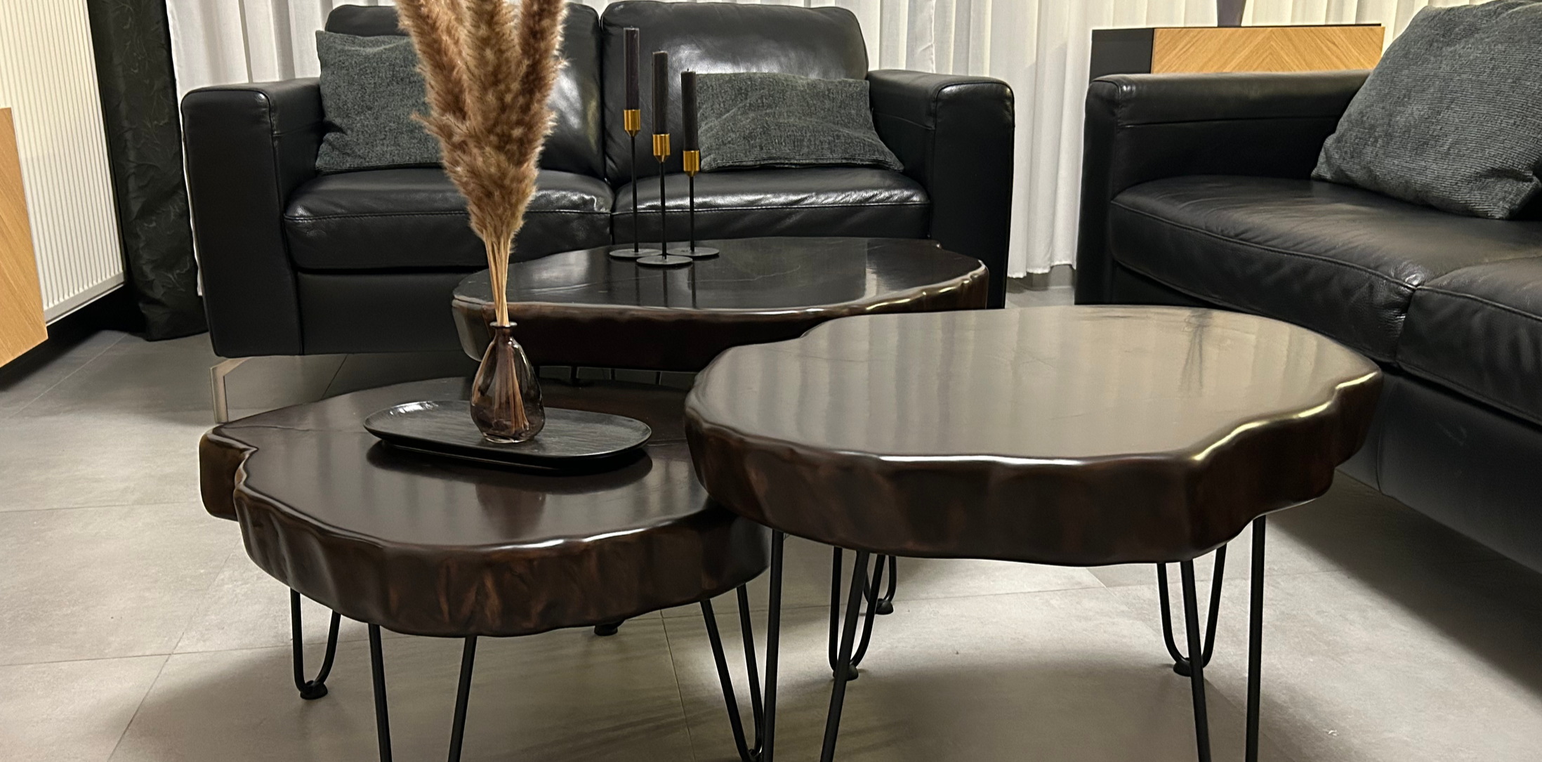 3er Set massive Wohnzimmertische aus Walnuss mit natürlicher Baumkante und schwarzen Hairpinlegs - handgefertigtes Unikat 3er Set von Fiako Designs