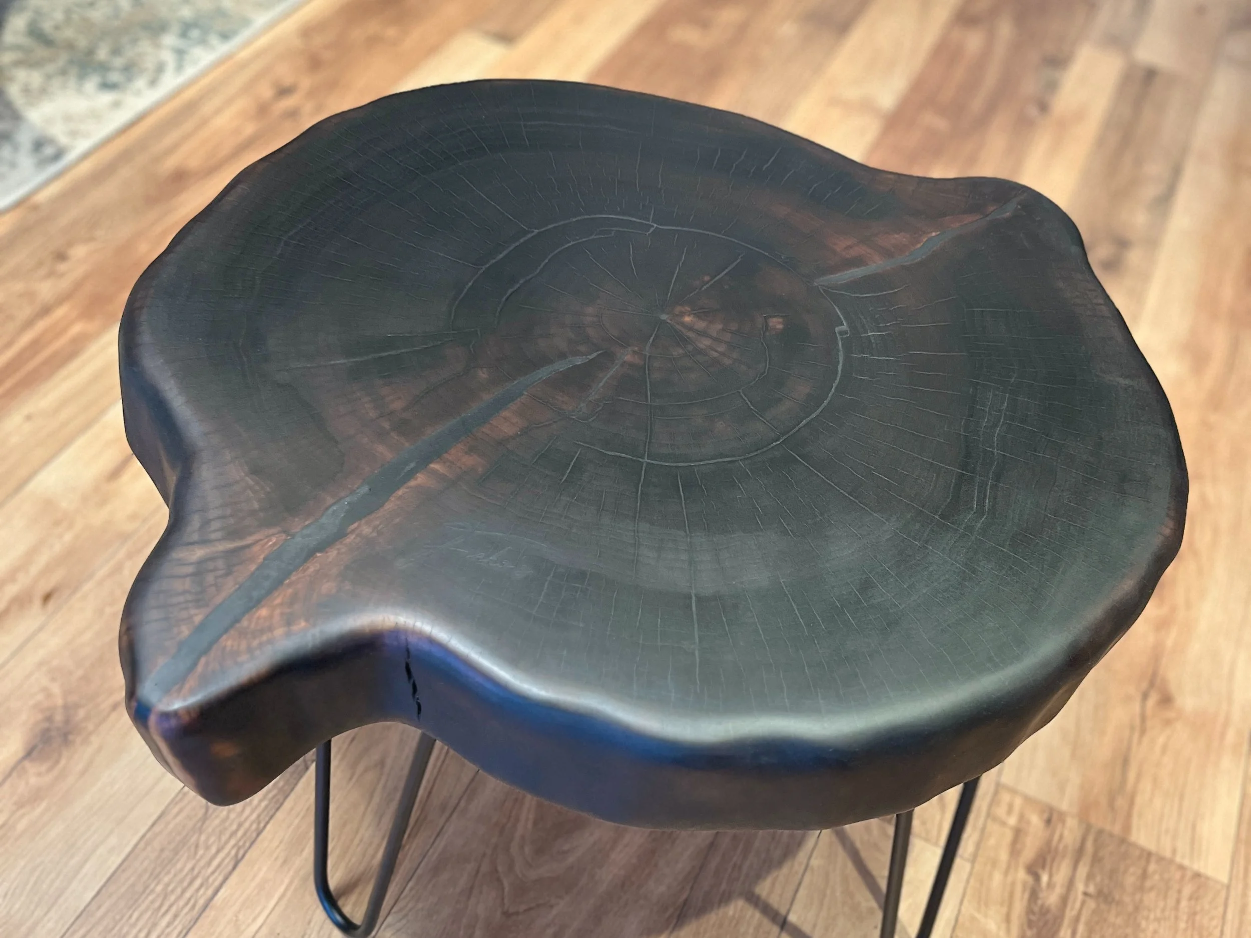 Fiako-designs-wohnzimmer-massivholz-couchtisch-rund-baumkante-draufsicht-handgemacht.jpg