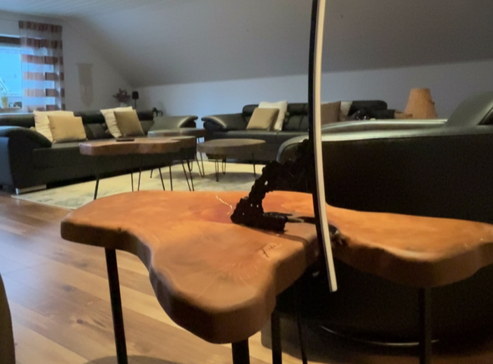 Designertisch aus etwa 100 Jahre alten, massivem Birnbaumholz mit natürlicher Form und Metallakzent - Fiako Designs