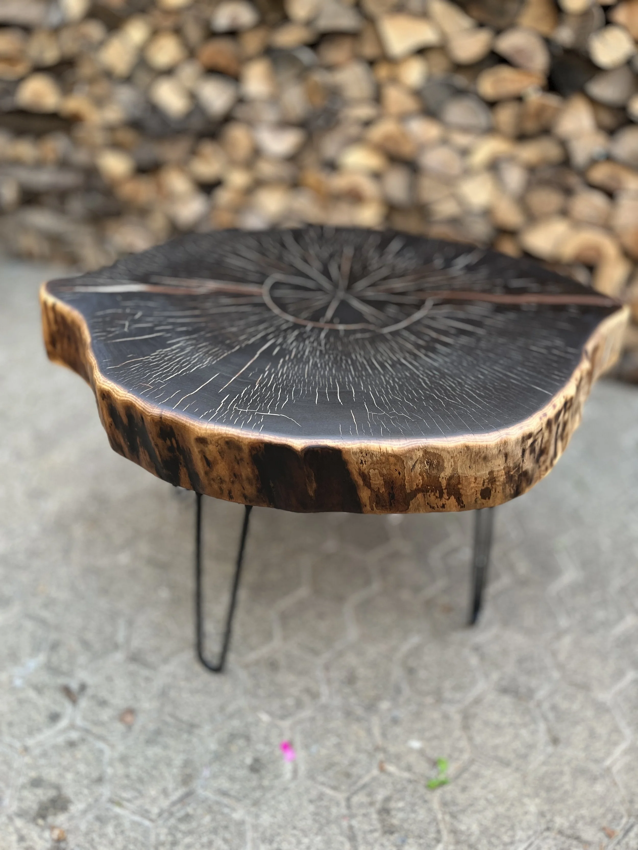 fiako-designs-massivholz-wohnzimmertisch-verbrannt-burn-unikat.jpg