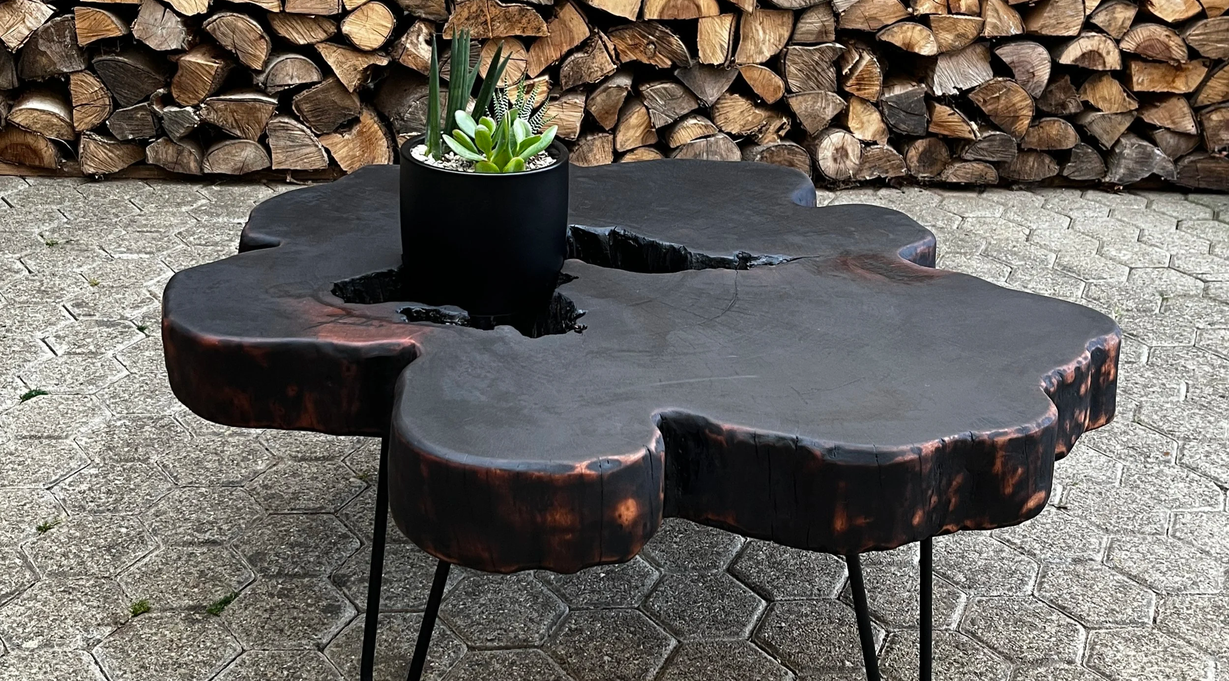 Rustikaler Massivholz Couchtisch mit natürlicher Baumkante, gebrannte Holzoberfläche, handgefertigtes Einzelstück - Fiako Designs