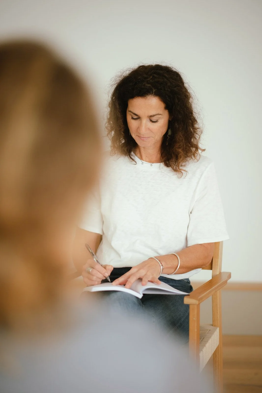 Saskia Schreiber in einer Sitzung mit Nina zur therapeutischen Einzelbegleitung.